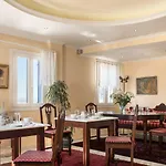 Renos Hotel Fira (Santorini)