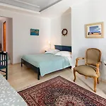 Renos Hotel Fira (Santorini)