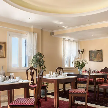 Renos Hotel Fira (Santorini)