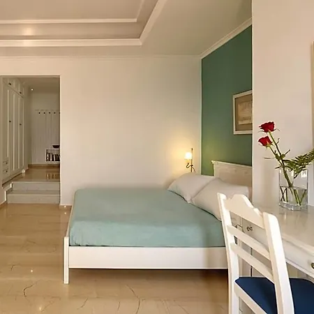 Renos Hotel Fira (Santorini)