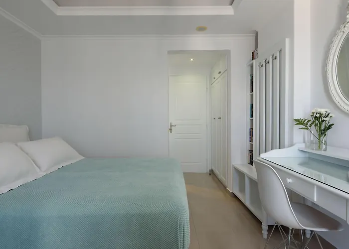 Renos Hotel Fira (Santorini)
