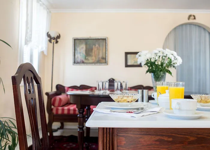 Renos Hotel Fira (Santorini)