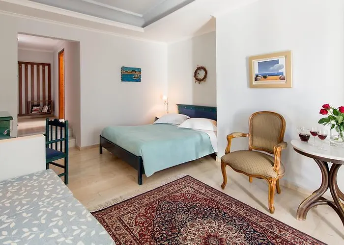 Renos Hotel Fira (Santorini)
