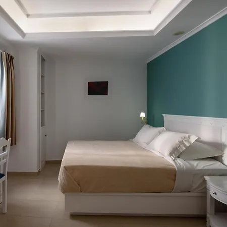Renos فندق