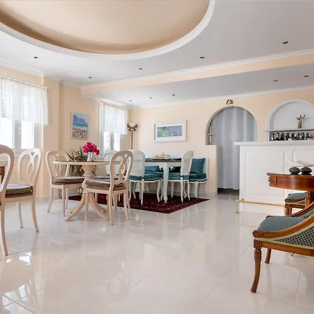 Renos Hotel Fira (Santorini)