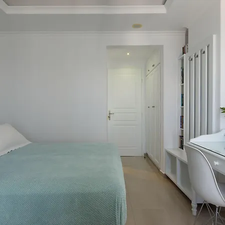 Renos Hotel Fira (Santorini)